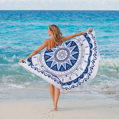 在沙滩上，数码印花定制的沙滩巾真的很亮眼